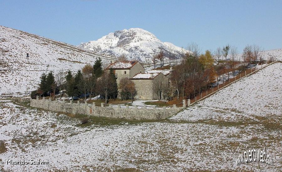 30 Cascina del Linzone e Resegone.JPG